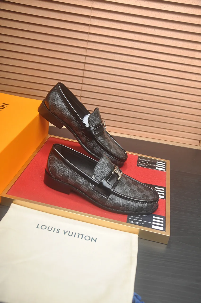 Men's men's shoes 💰540💶 [LV] (original single cowhide lining) 🍀LV's latest genuine leather business suit shoes are launched simultaneously on the official website. The first-layer cowhide imported from Italy is made of heavy gold, 💥official website 1:1 rubber outsole. Versatile to wear, high-end without losing class, and the color combination is extraordinary. This four-season style is alluring when worn on your feet, showing off your big-name flair. Standard code 39-45 (45 customized)